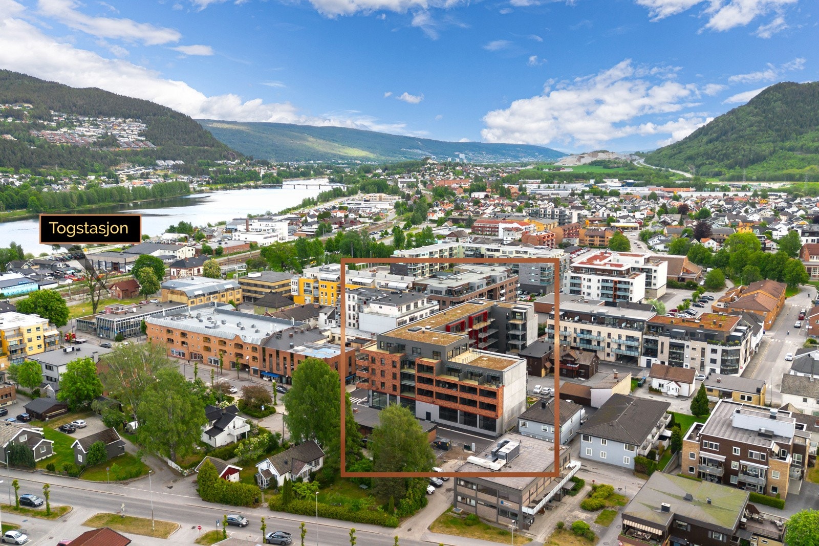 Det er kort gangavstand til togstasjon hvor du kommer deg til Oslo/Nationalteateret på 41 min, Drammen på 9 min og Kongsberg på 32 min. Galleribilde