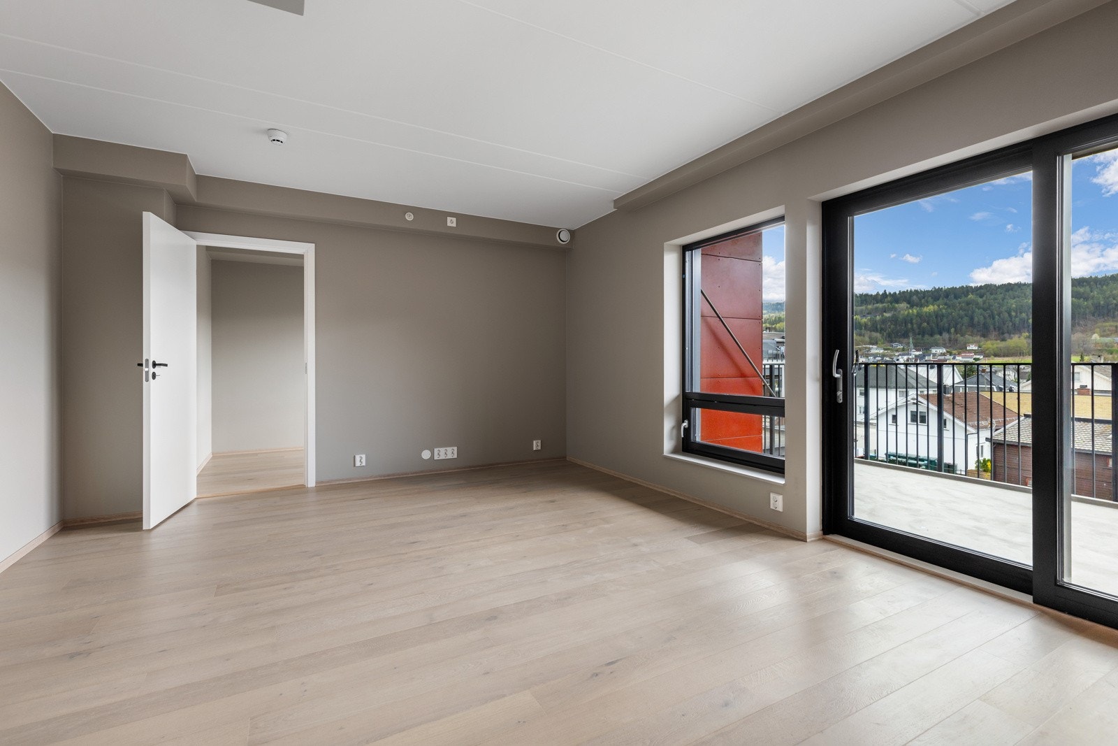 Store vindusflater gir rikelig med dagslys inn i leiligheten. Galleribilde