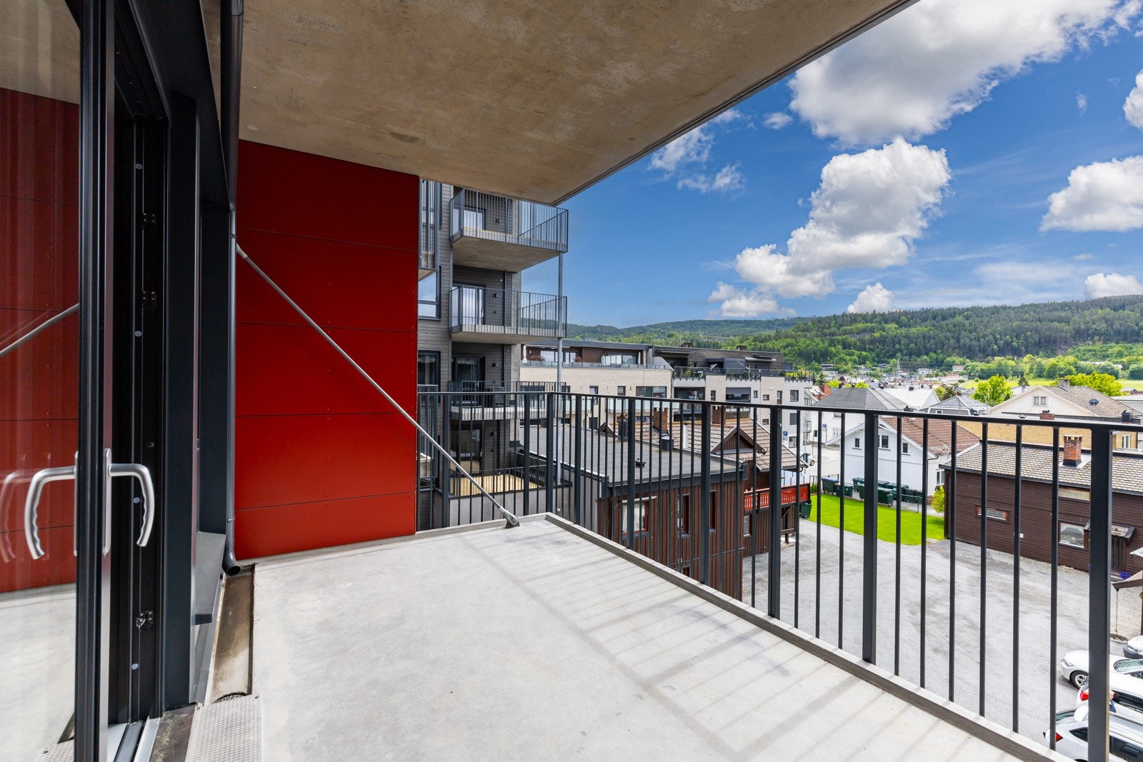 Leiligheten har en koselig balkong som vender ut mot bakgård. Galleribilde