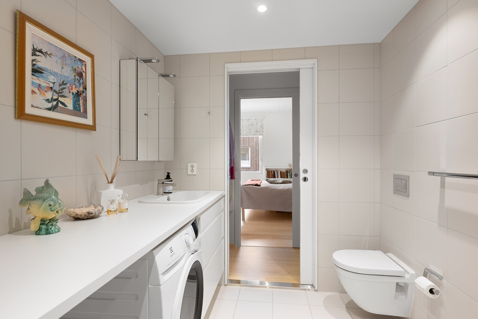 Stilrent og moderne bad i direkte tilknytning til hovedsoverommet og entreen Galleribilde