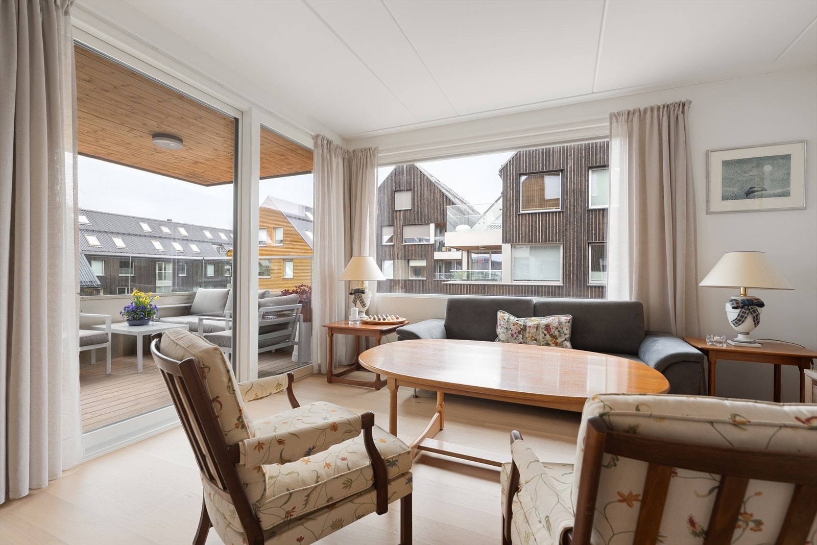 Fra stuen er det utgang til en overbygget balkong på 7 m² som forlenger oppholdsrommet på varme dager Galleribilde