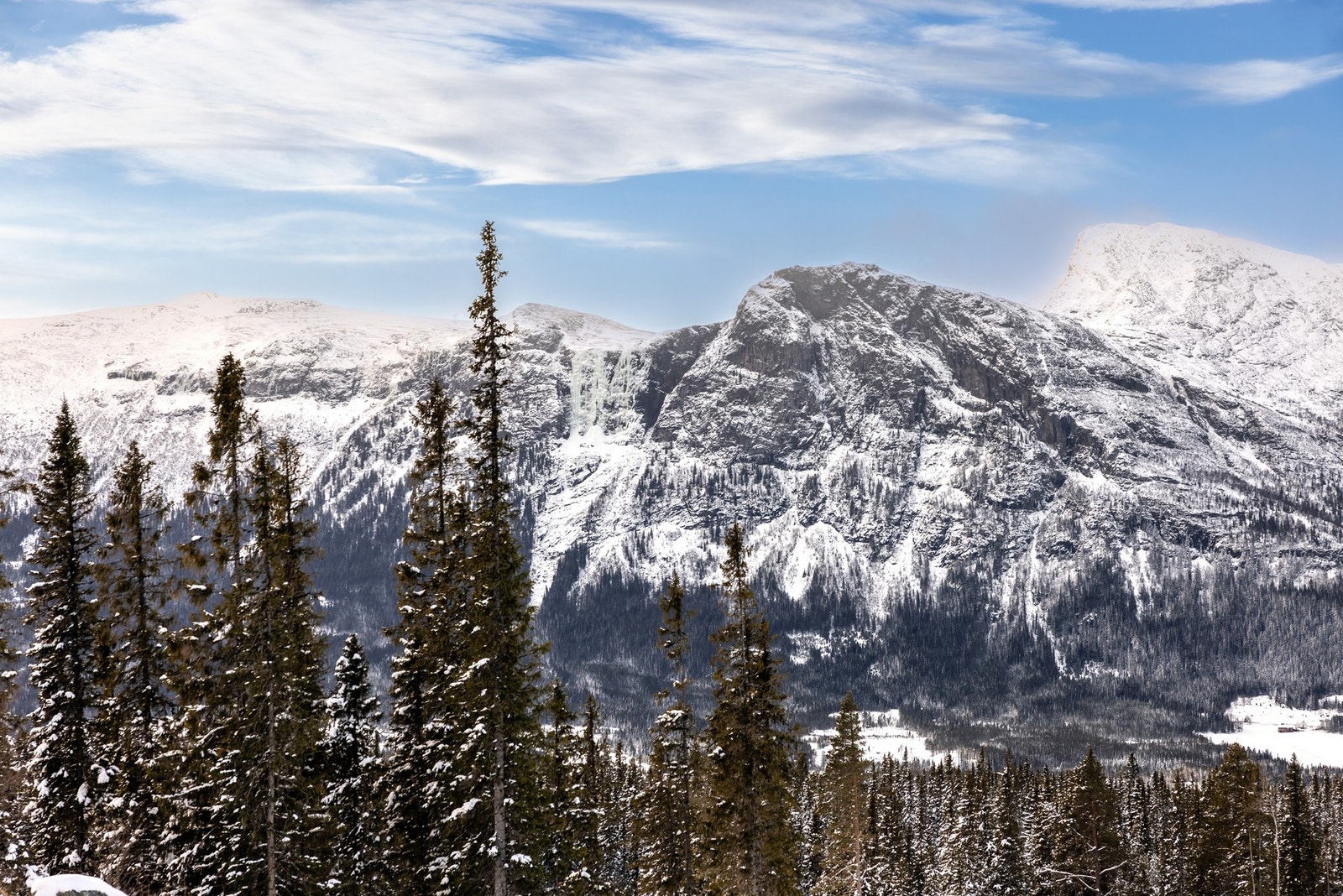 Mektig utsikt til fjellene i sør og nærheten til flotte turmuligheter, hele året. Galleribilde