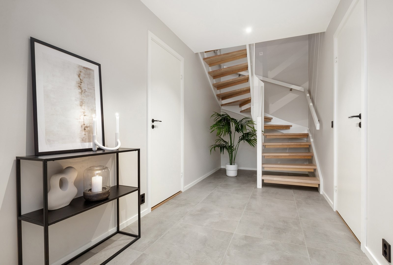 Trapperom/gang i underetasjen. Galleribilde