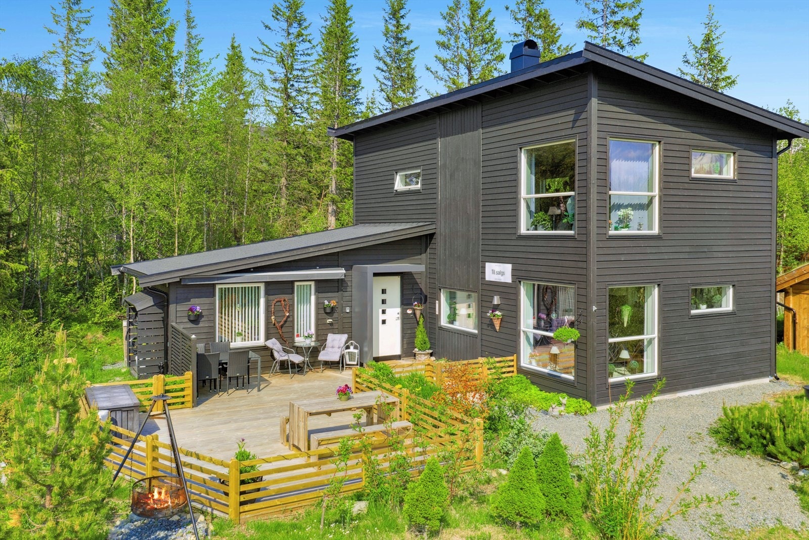 I vakker natur, omringet av mektige fjell ligger Åsvangvegen, tett opp mot Slettefjell i Vang kommune. Galleribilde