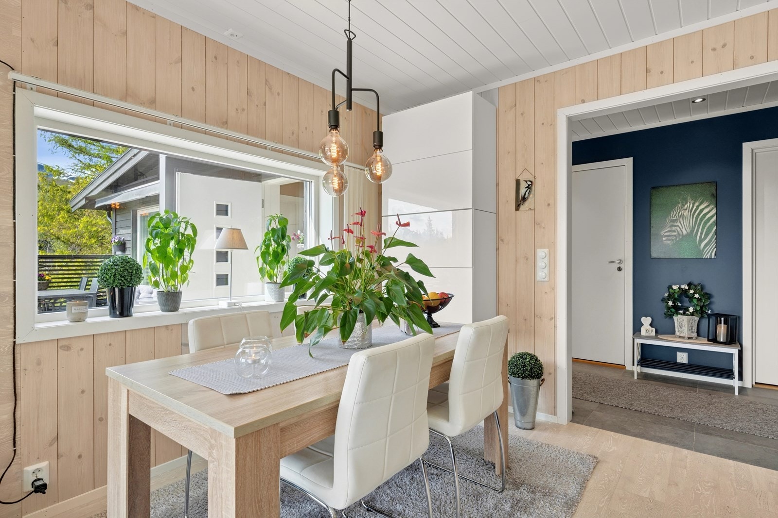 Spiseplass strategisk plassert i henhold til kjøkken. Sort fastmontert lampe medfølger ikke i handelen. Galleribilde