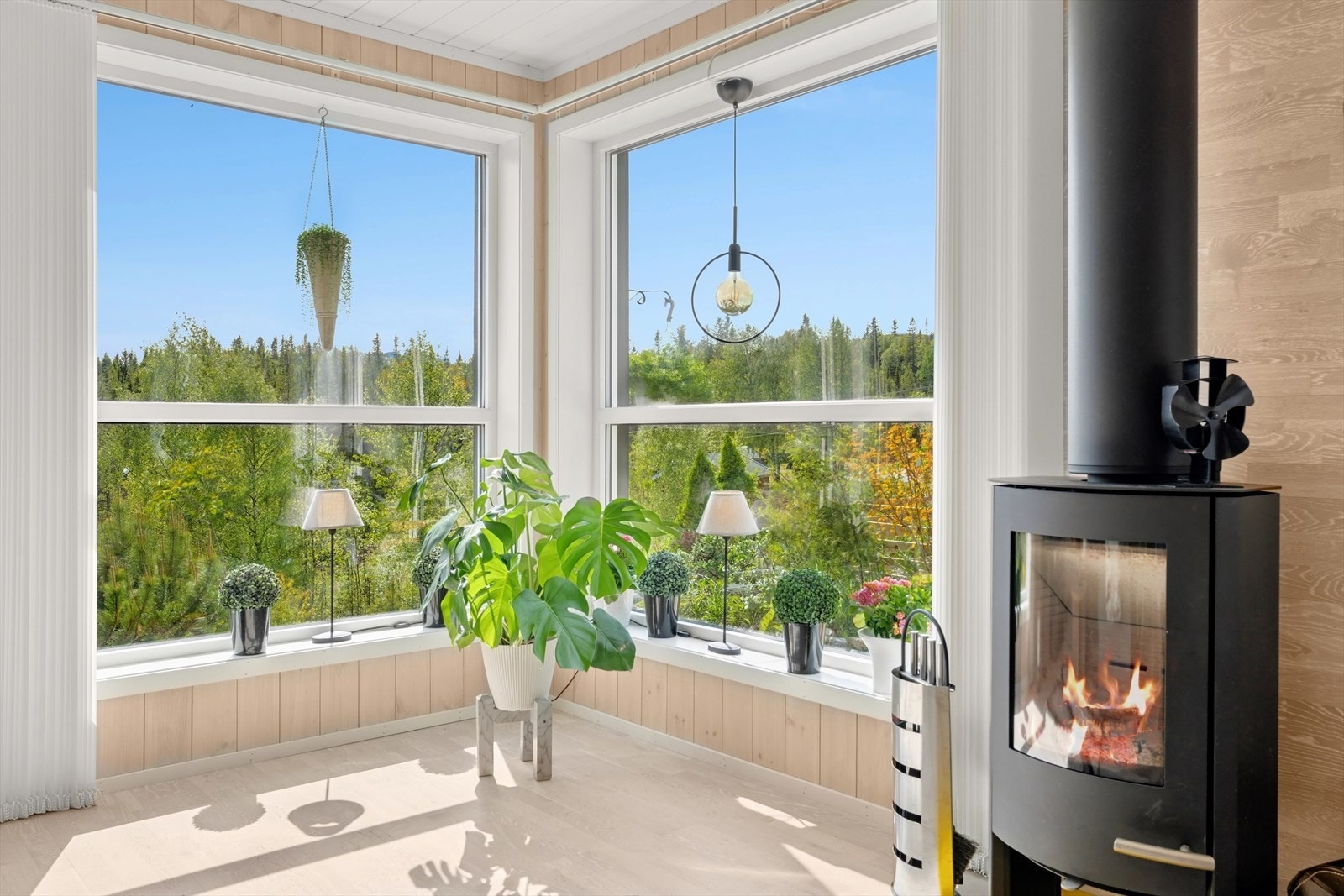 Lekker peisovn bidrar til god temperatur og knitrende hygge. I 2021 ble det også montert luft-luft varmepumpe i eneboligen. Galleribilde