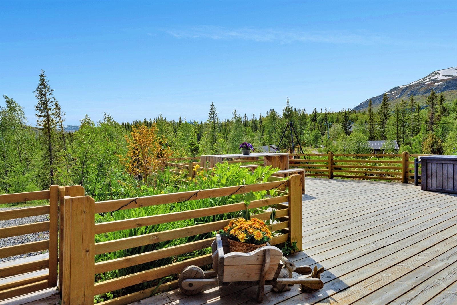 La feriefølelsen gli litt inn i hverdagen med skogkledde omgivelser og flotte fjellformasjoner. Galleribilde