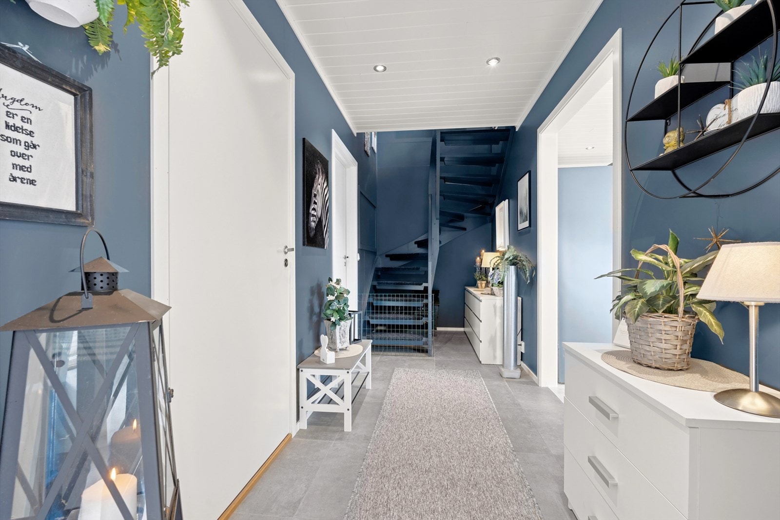 Entréen med videre tilgang til eneboligens øvrige rom. Galleribilde