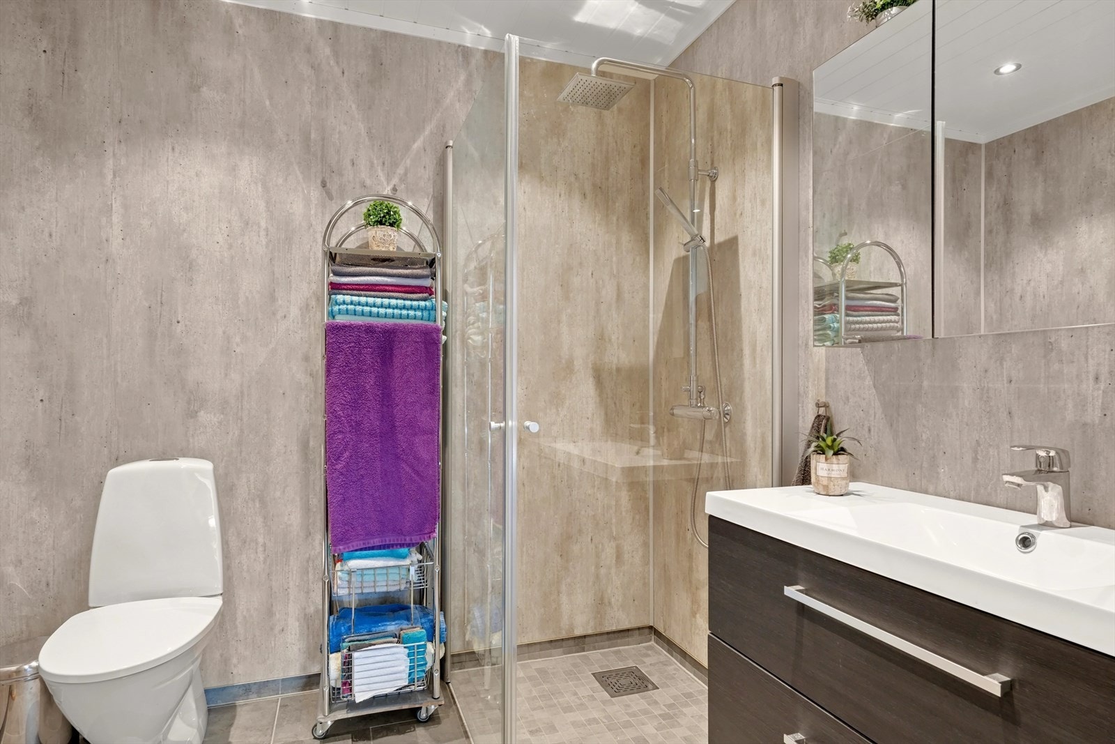 I 1. etasje ligger også eneboligens bad og teknisk rom/vaskerom. Galleribilde