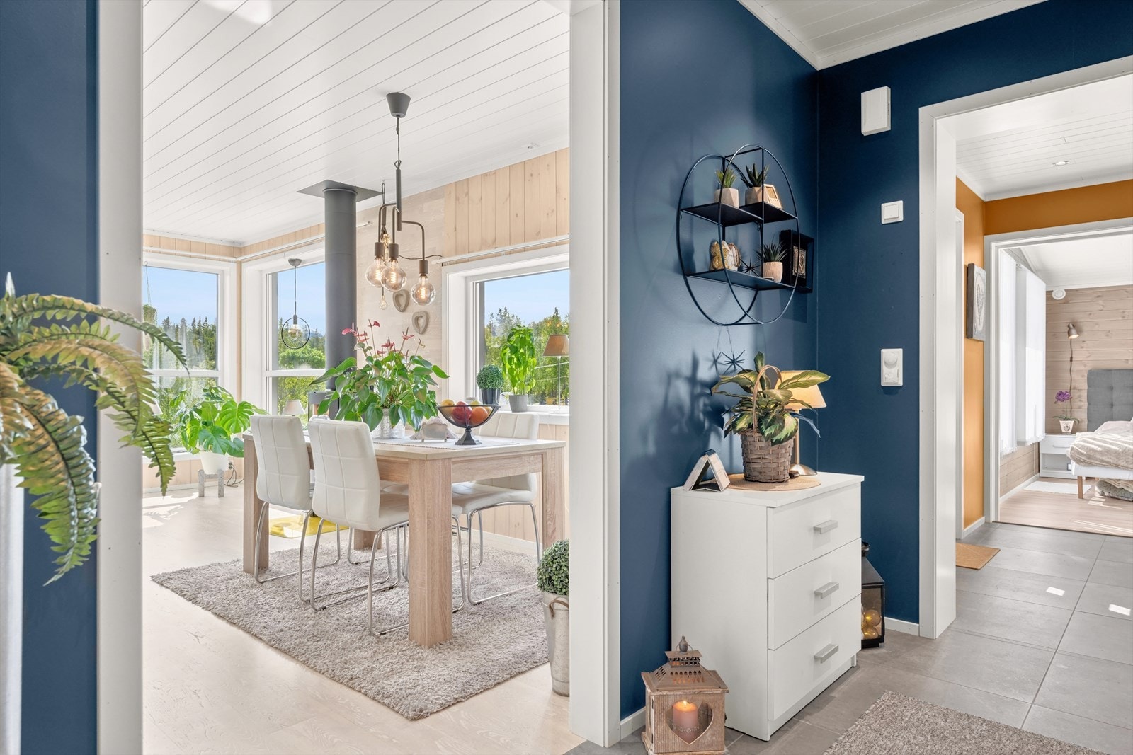 Entré mot stue/kjøkken i eneboligens 1. etasje. Eneboligen fikk nytt inngangsparti i 2021 hvor det ble bygd inn åpen gang mellom hus og bod. Galleribilde