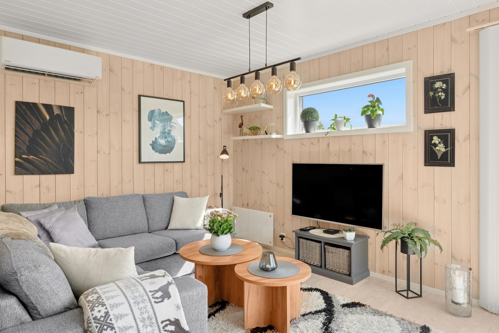 I stue-delen er det god plass til en hyggelig sofagruppe og ønsket medie-/oppbevaringsmøblement. Sort fastmontert lampe medfølger ikke i handelen. Galleribilde