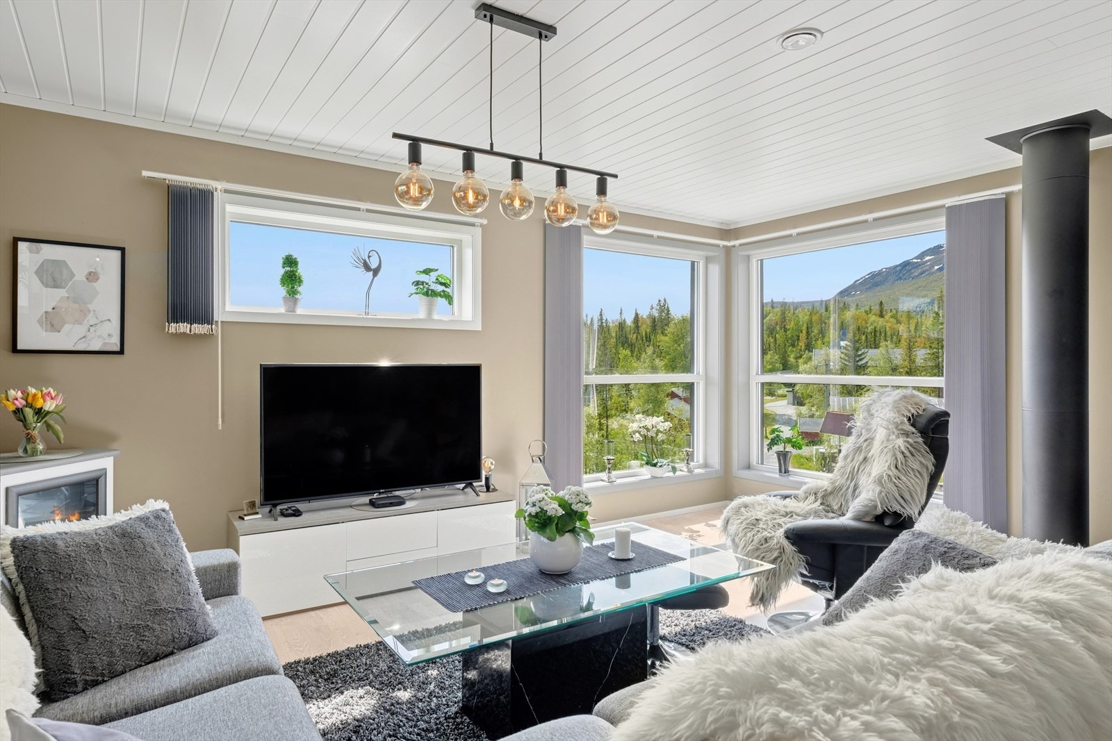 Ekstra stue beliggende i 2. etasje gir mulighet for at flere kan disponere oppholdsrommene etter ulikt behov - perfekt for husets ungdom, eller for den som ønsker å trekke seg tilbake fra det som foregår i 1. etasje. Galleribilde