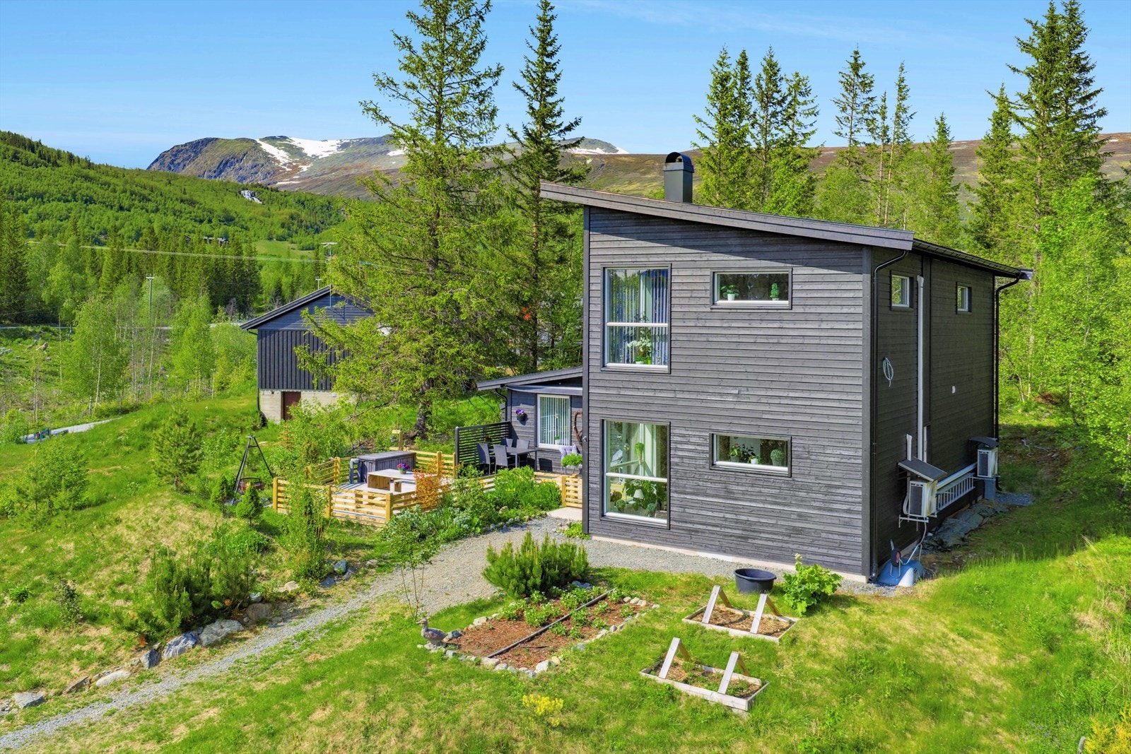 En moderne enebolig, oppført i 2016-2017 over to plan, tilbygd i 2021 med familievennlig og god planløsning. Galleribilde