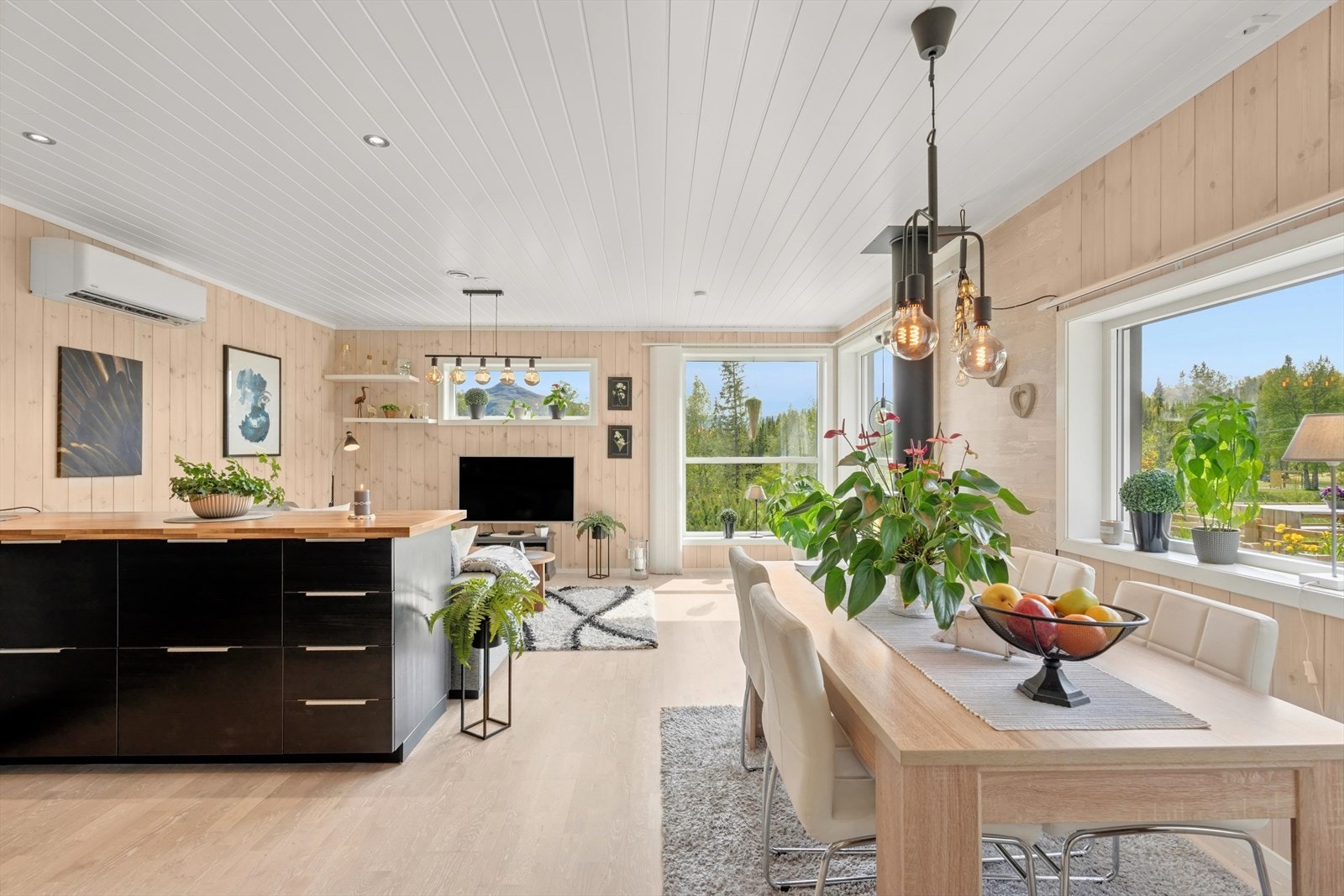 Det moderne kjøkkenet ligger i åpen løsning mot stue og spiseplass. Galleribilde