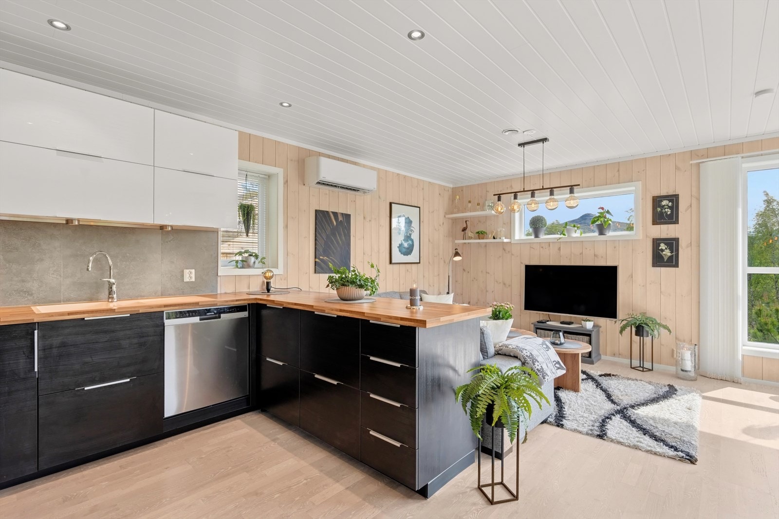 Kjøkkenet har glatte, malte fronter og heltre benkeplater. Videre er kjøkkenet utstyrt med integrerte hvitevarer og med plass til frittstående kjøl/fryseskap. Galleribilde