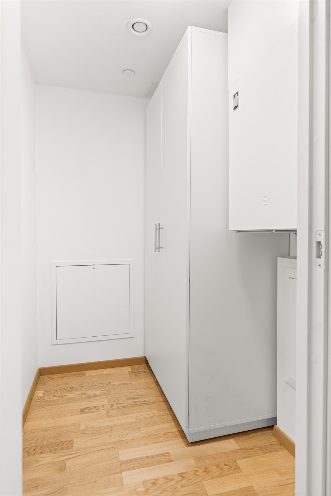 I tillegg er det inngang til en praktisk bod med ekstra lagringsplass. Galleribilde