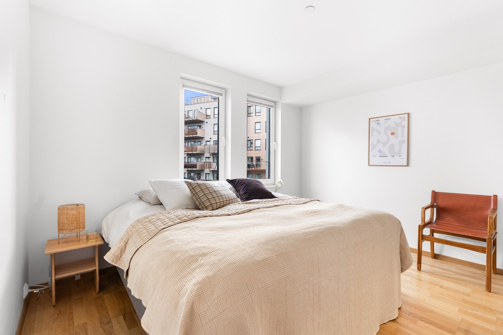 Boligen har to soverom. Hovedsoverommet har plass til dobbeltseng med tilhørende nattbord. Galleribilde