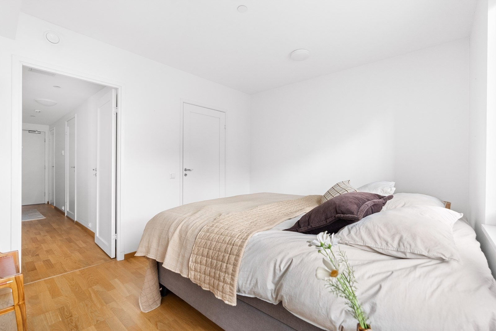 Videre er det inngang til et svært praktisk omkledningsrom. Galleribilde