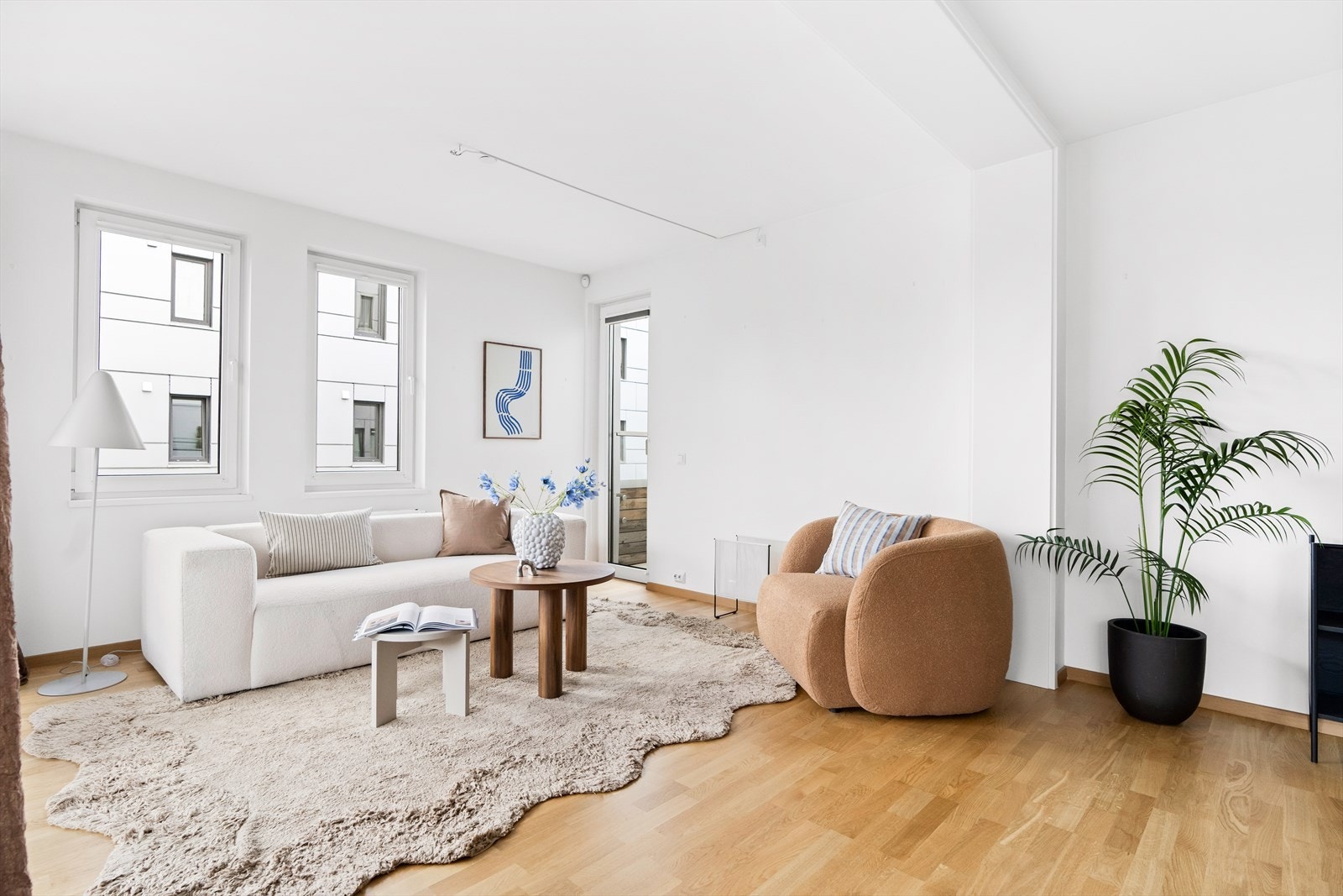 Det er lys parkett på gulvet, samt hvitmalte vegg- og takflater. Galleribilde