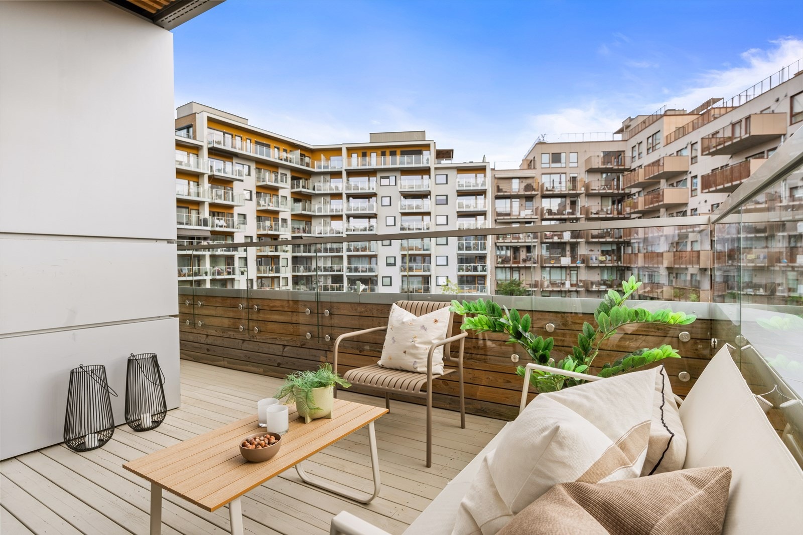 Her ute er det god plass til sittegruppe, samt gass-/elektrisk grill. Galleribilde