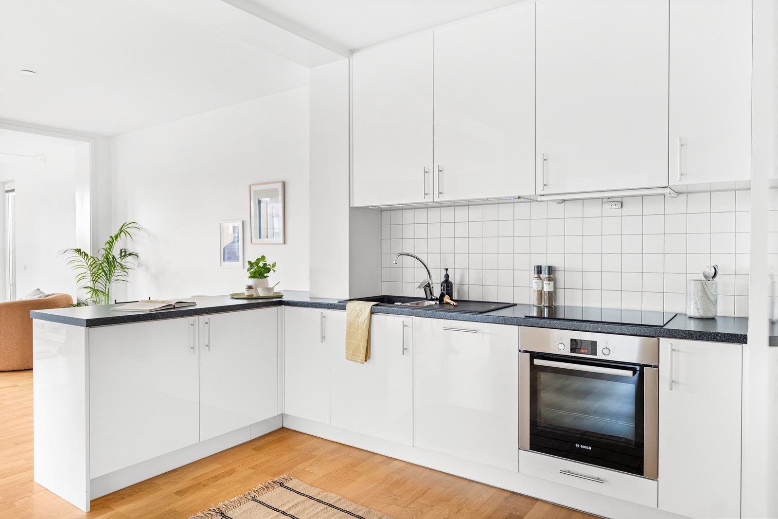 Det er belysning via ledstrips under overskapene. Galleribilde