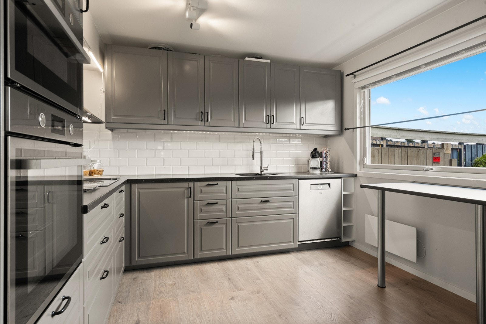 Lekkert kjøkken fra IKEA i 2019 med innredning med profilerte fronter og laminert benkeplate. Galleribilde