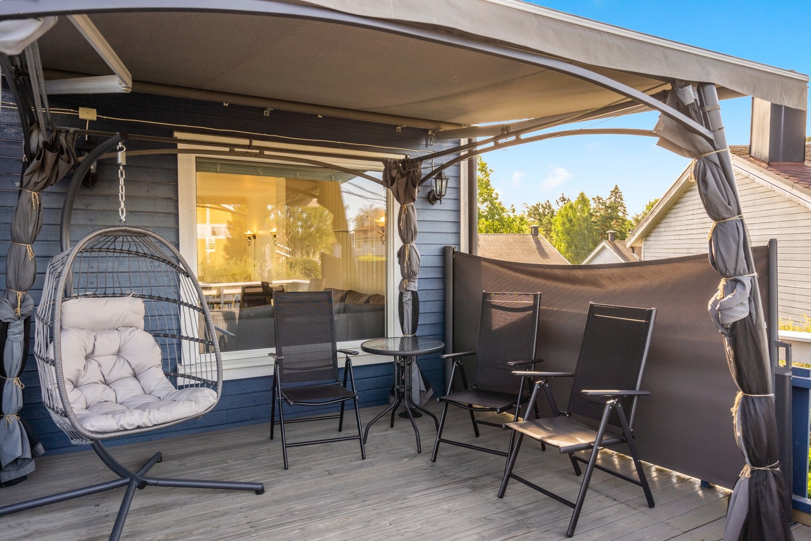 På terrassen ved inngangspartiet er det montert en praktisk paviljong. Galleribilde