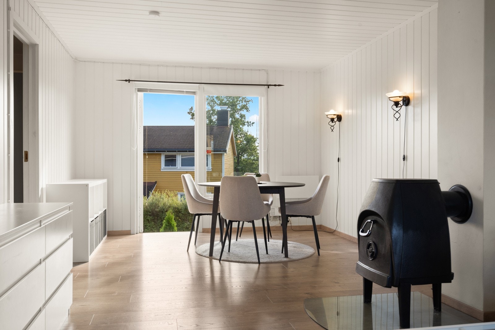 Lys og trivelig stue med god plass til møblement som blant annet sofagruppe og stor spisegruppe. Galleribilde