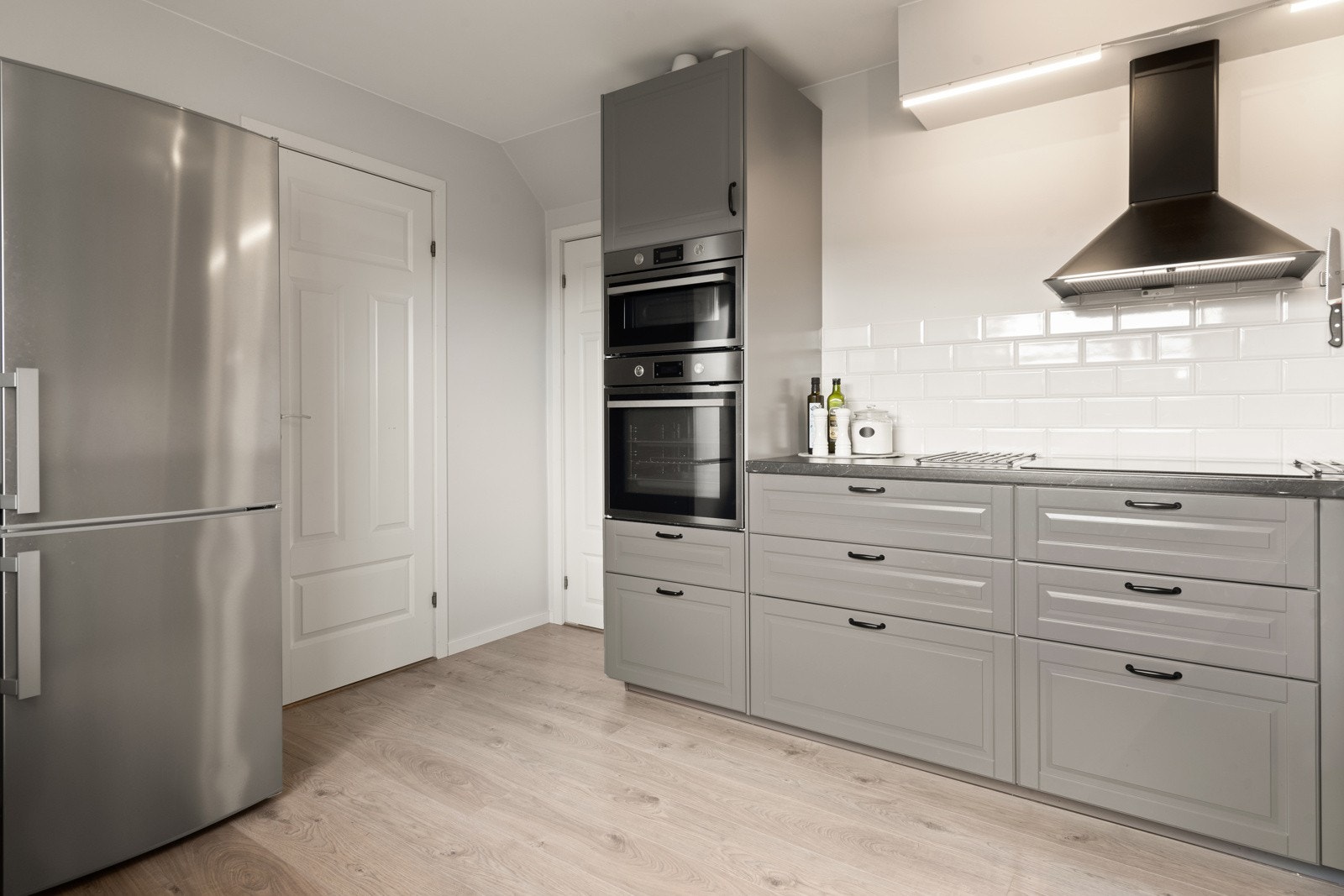 Ekstra lagringsplass på kjøkken i rom under trapp. Galleribilde