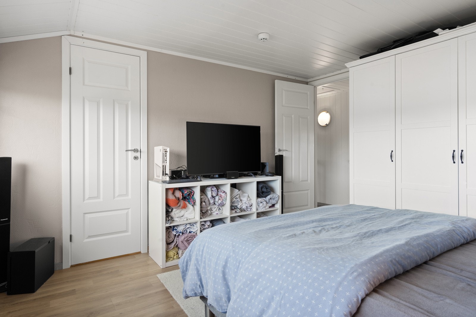 Hovedsoverommet har godt med garderobeskap og i tillegg ekstra lagringsplass i bod. Galleribilde