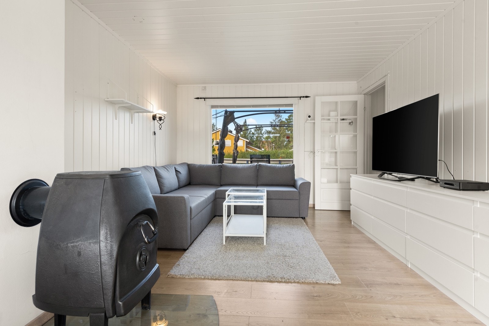 Plass til stor sofagruppe, bord og tv-møbel i sofakroken. Galleribilde