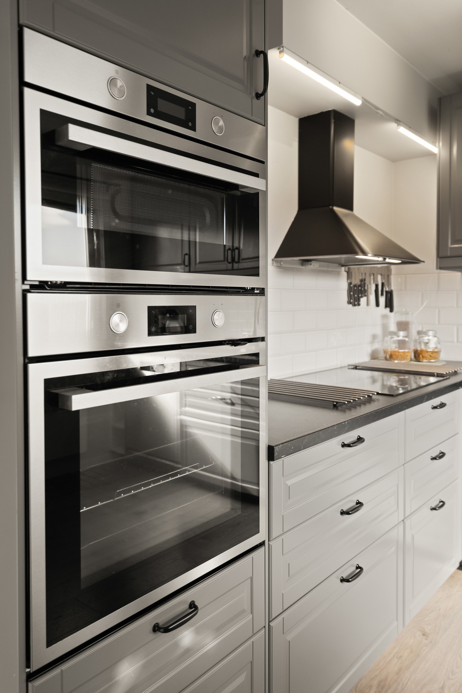 Kjøkkenet er utstyrt med underlimt oppvaskkum i kompositt, ny oppvaskmaskin, integrert stekeovn og mikrobølgeovn og nedfelt keramisk topp. Galleribilde