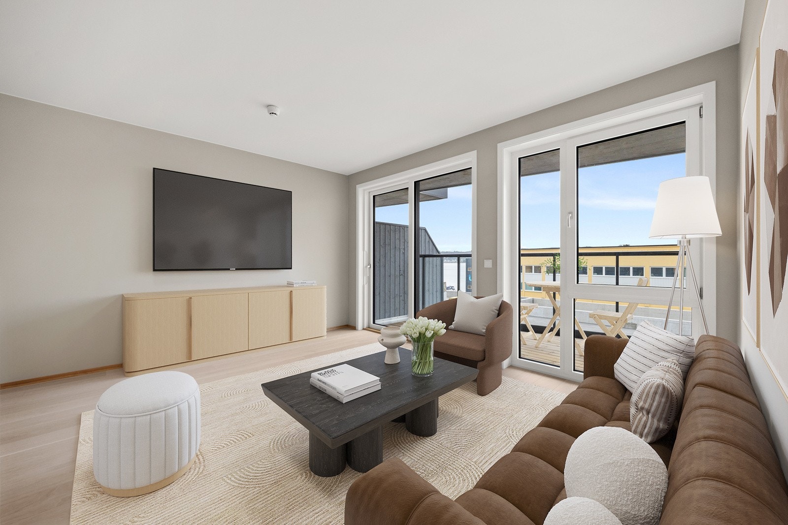 Digital styling. De store vinduene slipper inn mengder med dagslys og i enden er det skyvedør ut til balkongen. Galleribilde