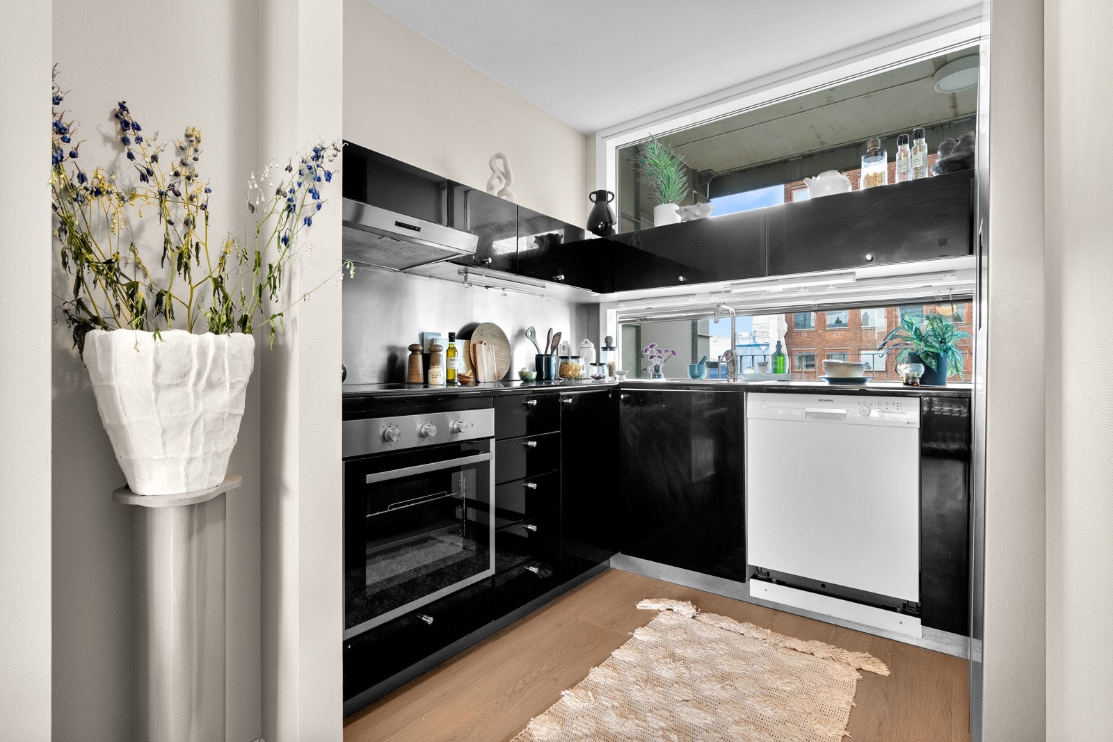 Pen kjøkkeninnredning med gode løsninger. Galleribilde