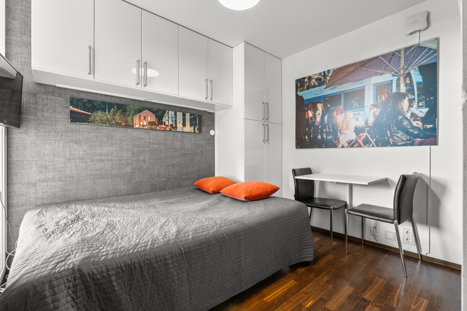 Innbydende stue med plass til f.eks sovesofa, spisebord eller annet ønskelig møblement. Rommet er innredet med garderobeskap og overskap. Galleribilde