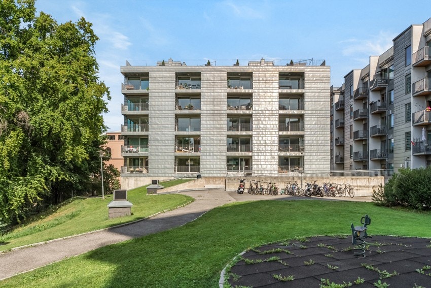 Det er i tillegg en pent opparbeidet bakgård/ "hage", helt skjermet for trafikk. Galleribilde