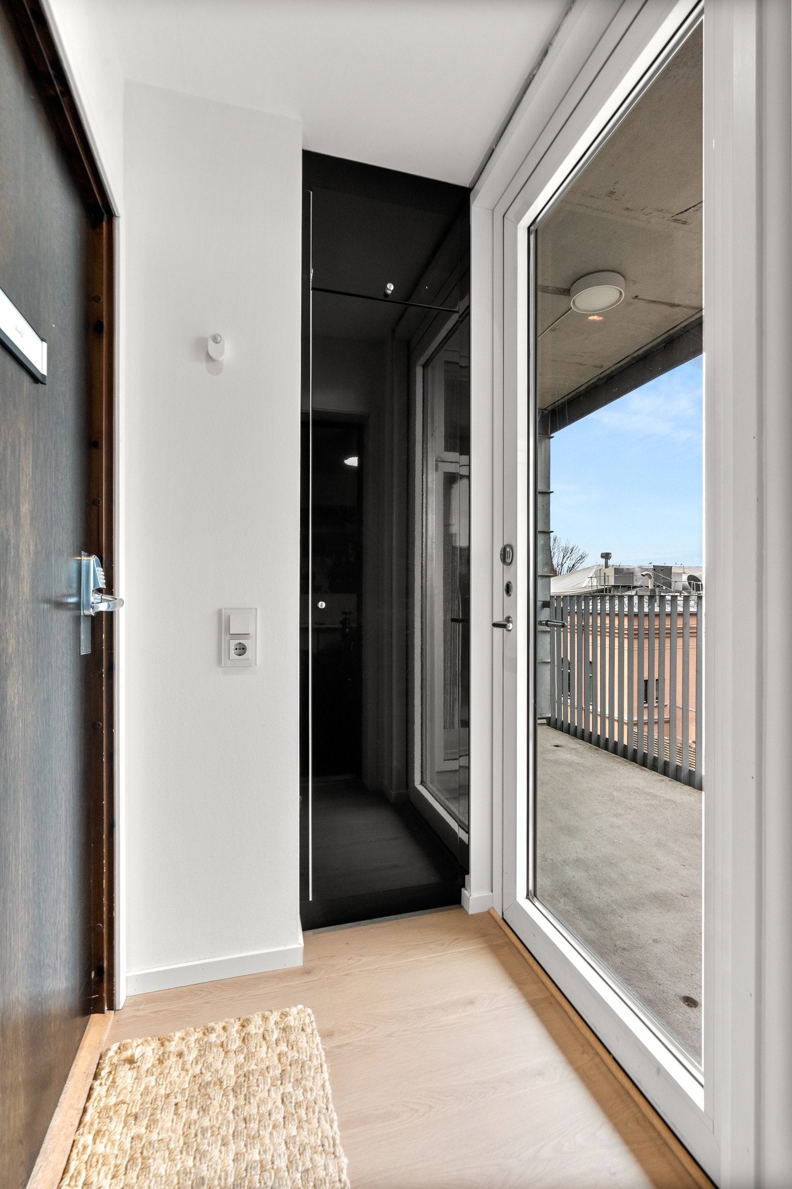 Adkomst via svalgang til seksjonen deles via en sluse med entré til hybel og hovedleiligheten. Galleribilde