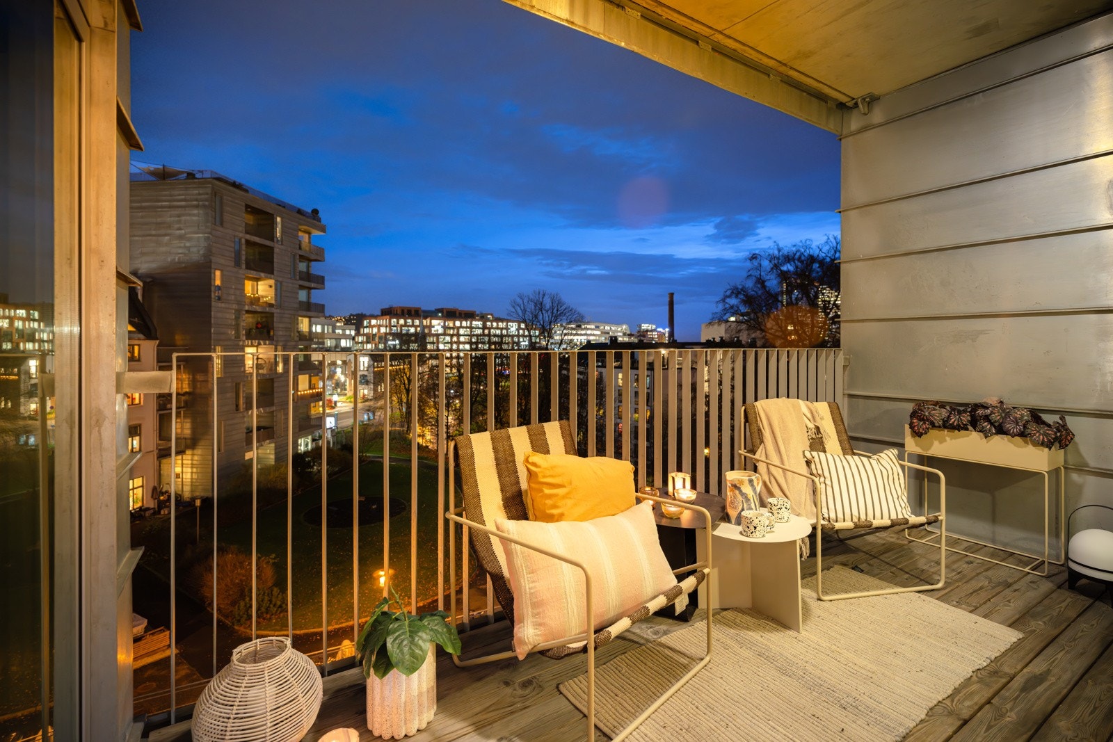 Fra stuen er det utgang til en meget hyggelig, sydøstvendt balkong. Galleribilde