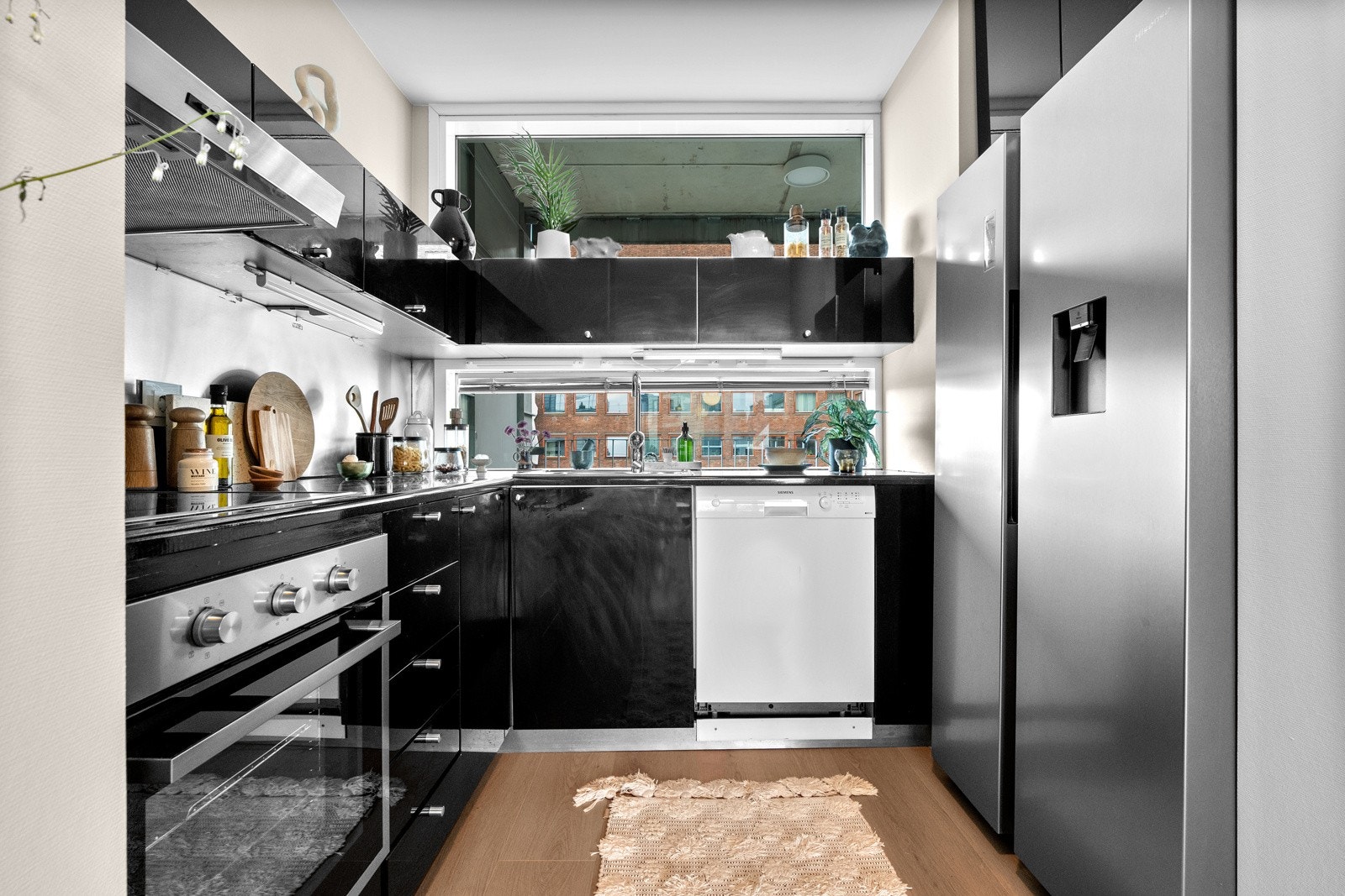 Innredningen har stålplate og belysning over benkeplate i stein med oppvaskkum og 1-greps blandebatteri. Galleribilde