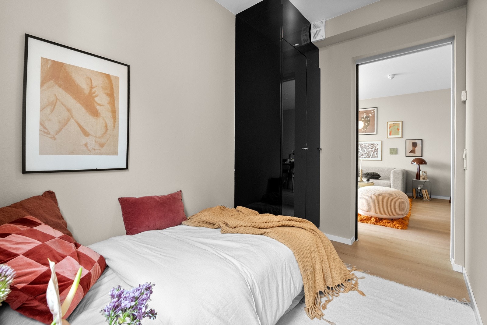 Rommet er innredet med et garderobeskap som følger med. Galleribilde