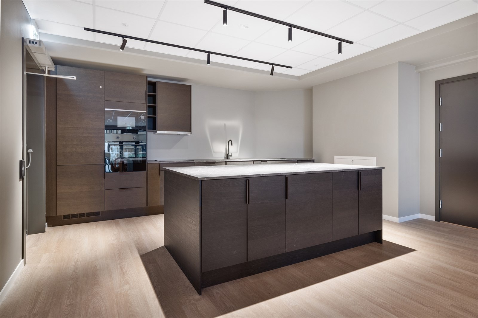 I tilknytning til fellesrommet finnes et fullt utstyrt kjøkken til bruk for beboerne. Galleribilde