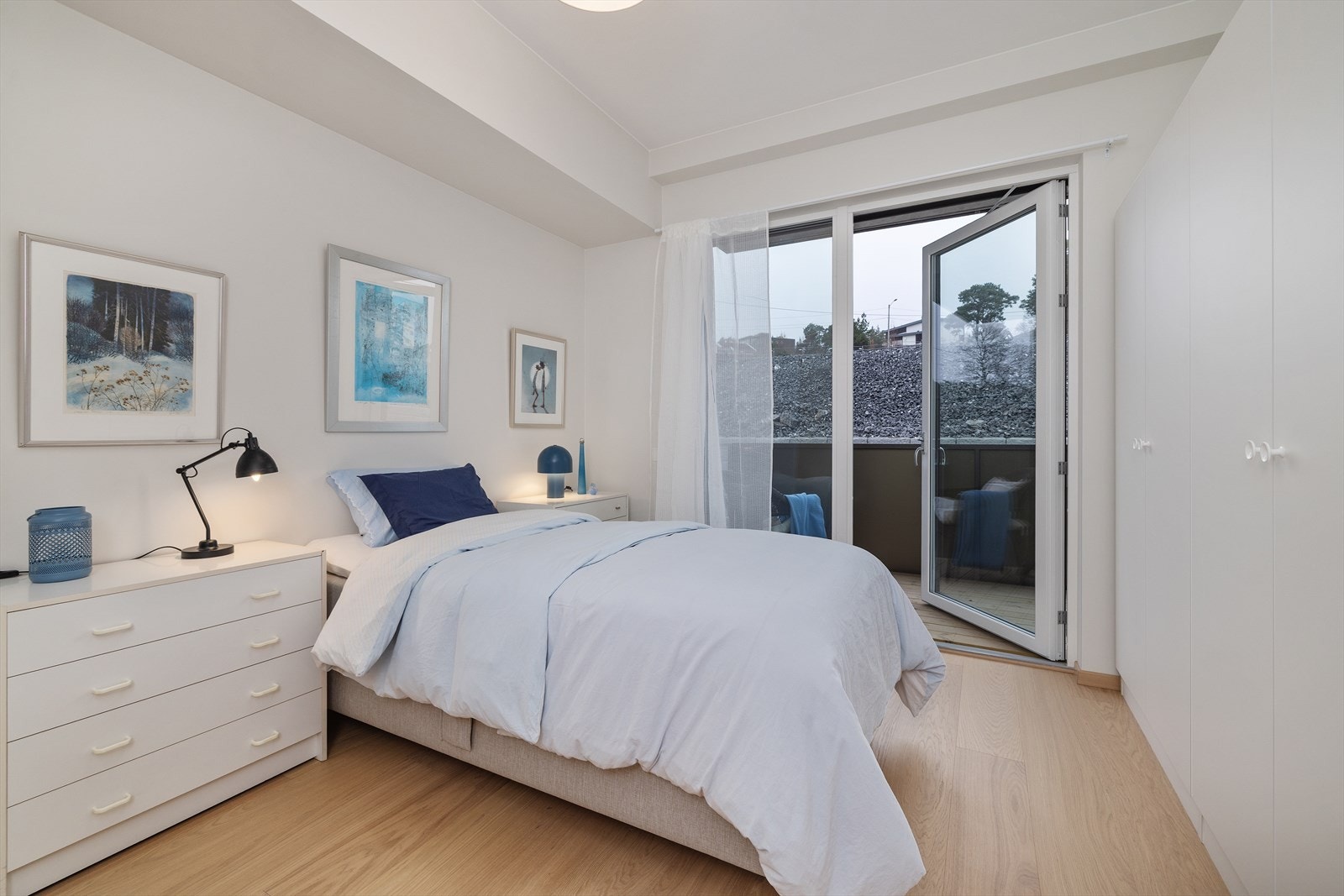 Hovedsoverommet har innebygget garderobeskap og direkte utgang til egen uteplass. Galleribilde