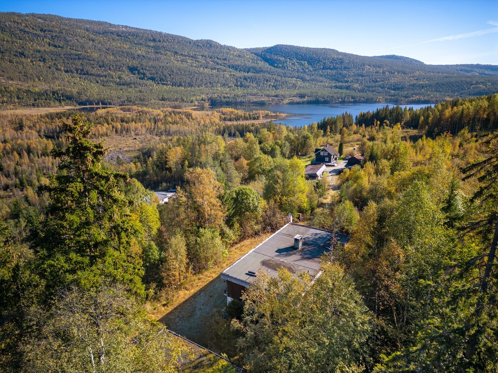 Eiendommen ligger landlig og stille til i Nedre Eggedal. Kort avstand til Solevatnet med bademuligheter. Galleribilde