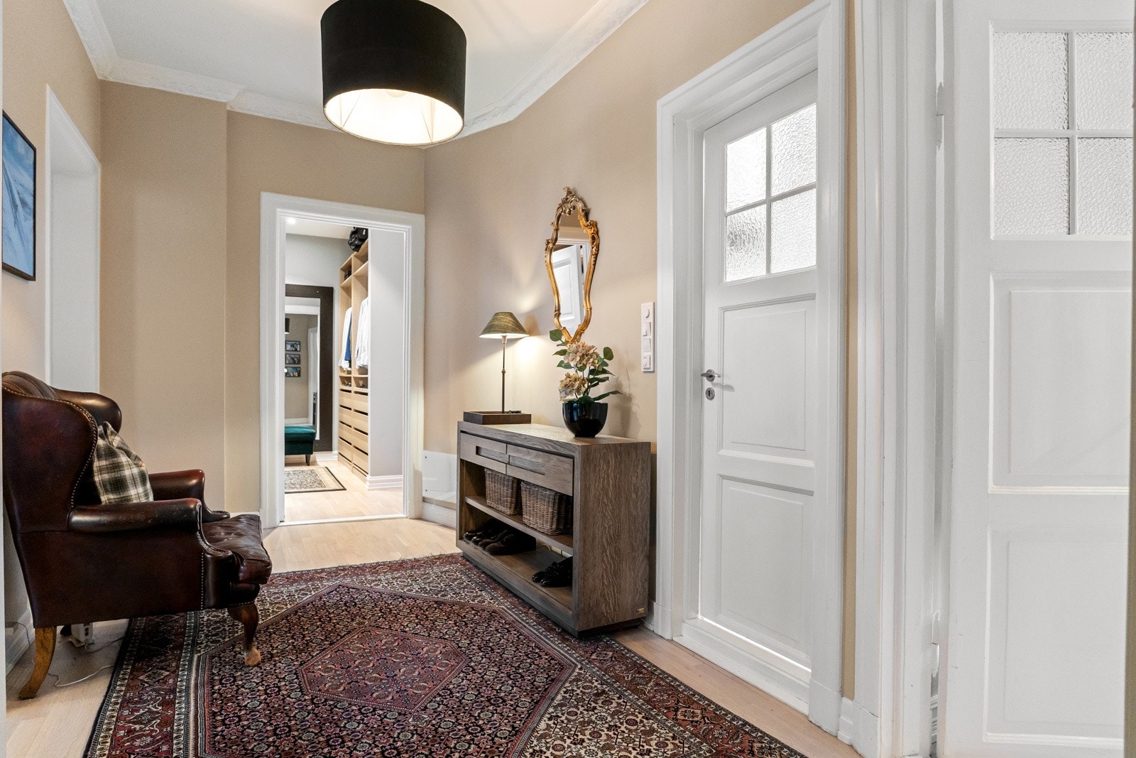 Entréens størrelse gir også god plass til oppbevaring av sko og yttertøy. Garderobeskap for ekstra lagring. Galleribilde