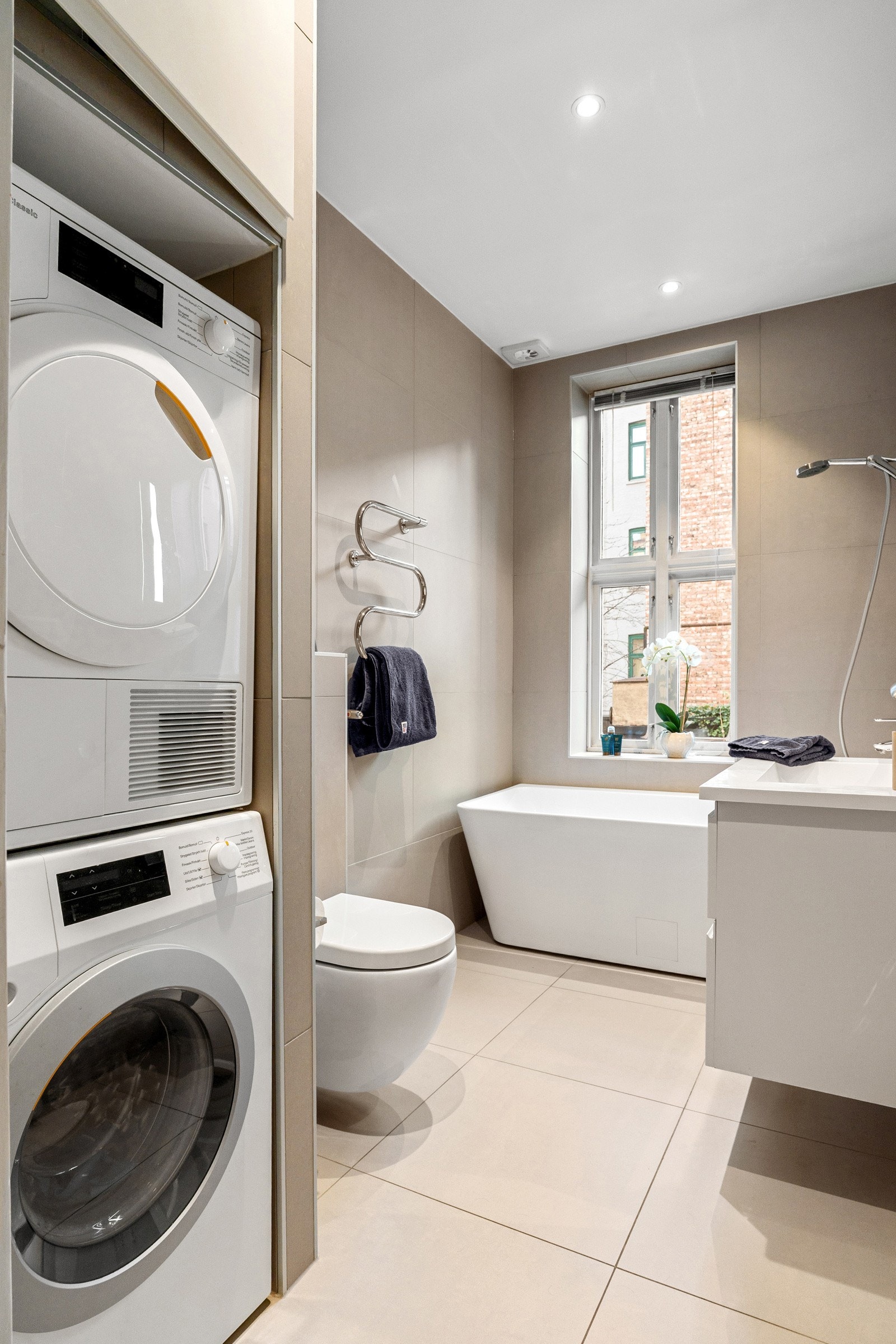 Baderommet ved gangen er fra 2017 og byr på glatte, folierte fronter og heldekkende servant. Galleribilde