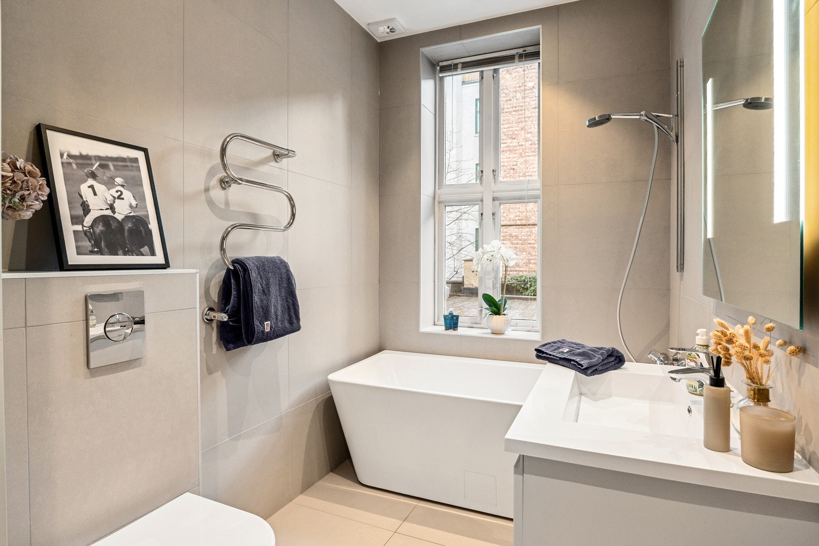 Opplegg for vaskemaskin og tørketrommel. Her bys det også på badekar. Galleribilde