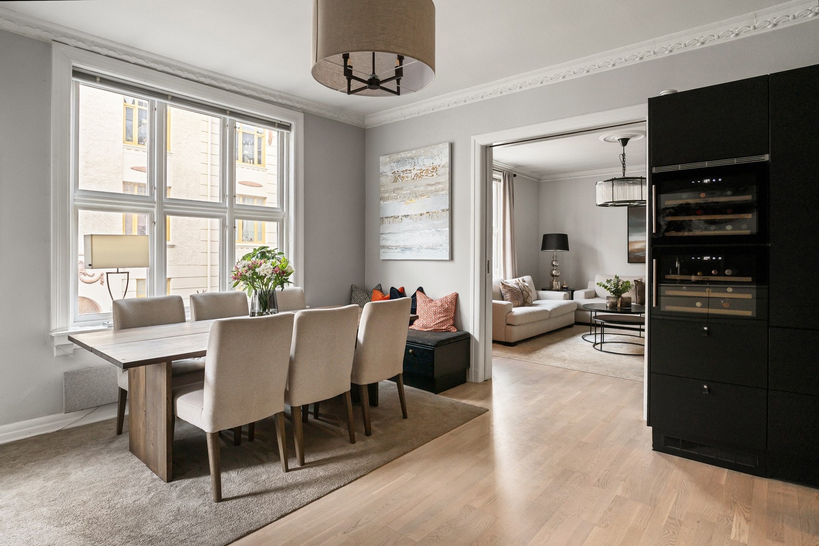 Begge stuene har store, flotte vindusflater som gir naturlig lys i rommet, samt generøs takhøyde. Galleribilde