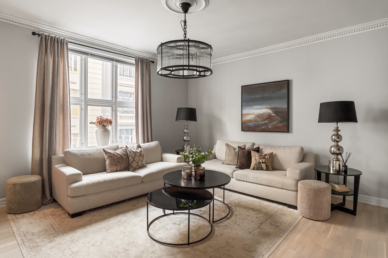 Takhøyden, stukkaturen, og de klassiske dørene har sin sjarm fra gammelt av. Galleribilde