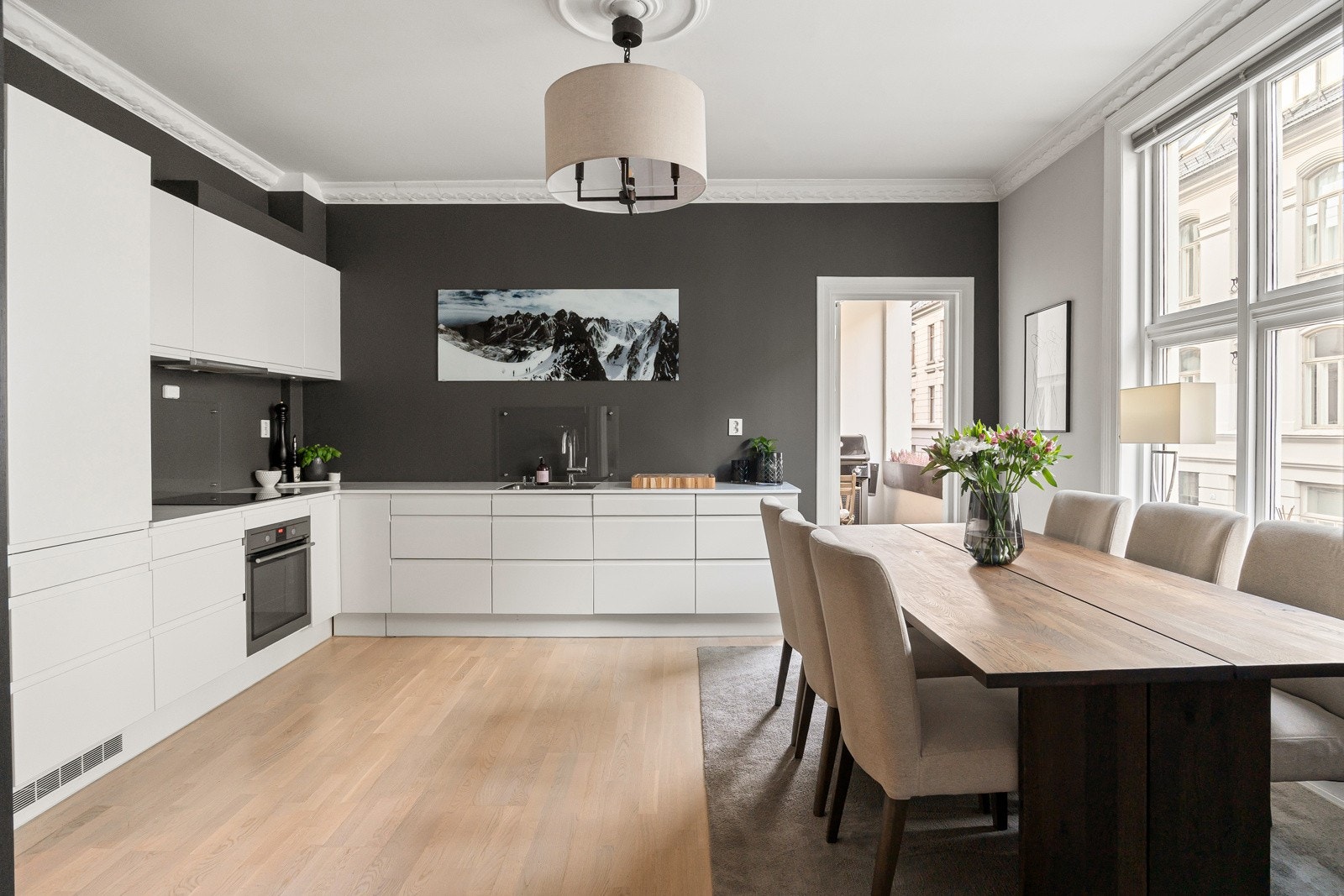 I tilknytning til kjøkkenet er det god plass til langbord som rommer hele familien. Galleribilde