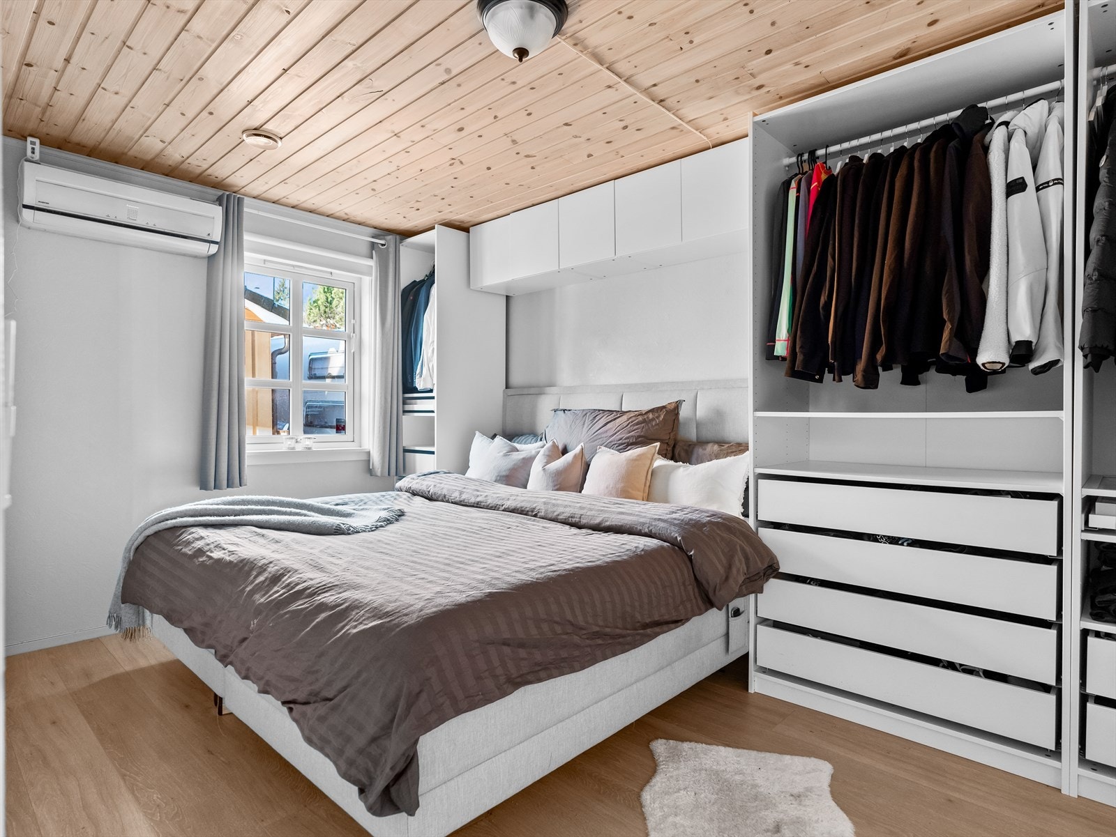 Etasjen har ett godkjent soverom, samt et rom innredet som soverom. Hovedsoverommet har plass til dobbeltseng med tilhørende nattbord. Galleribilde